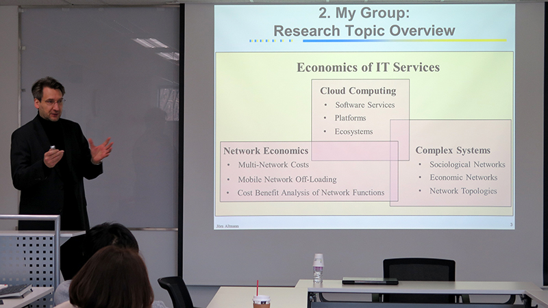 Jorn Altmann 교수의 발제 모습